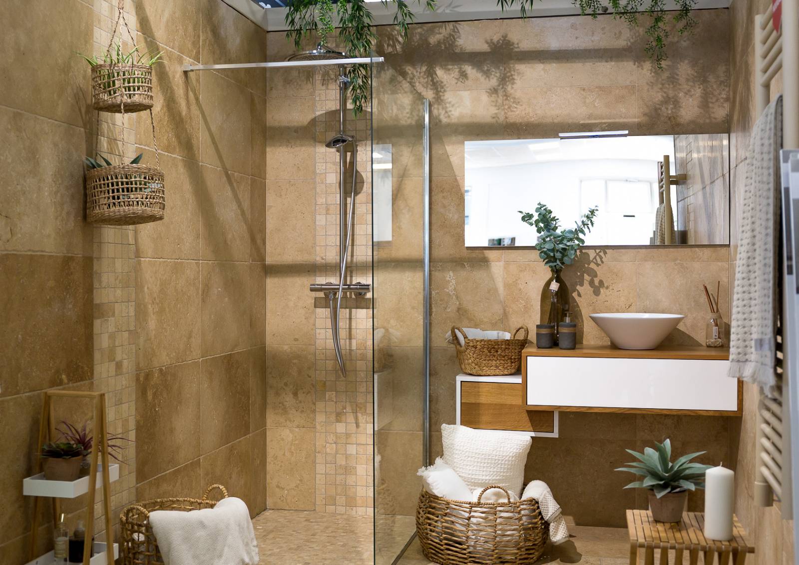"Transformez votre salle de bain en un espace raffiné et fonctionnel grâce à des carrelages de qualité. Chez Affyn à Abbaretz, nos carreleurs experts réalisent des poses soignées pour allier confort et design."