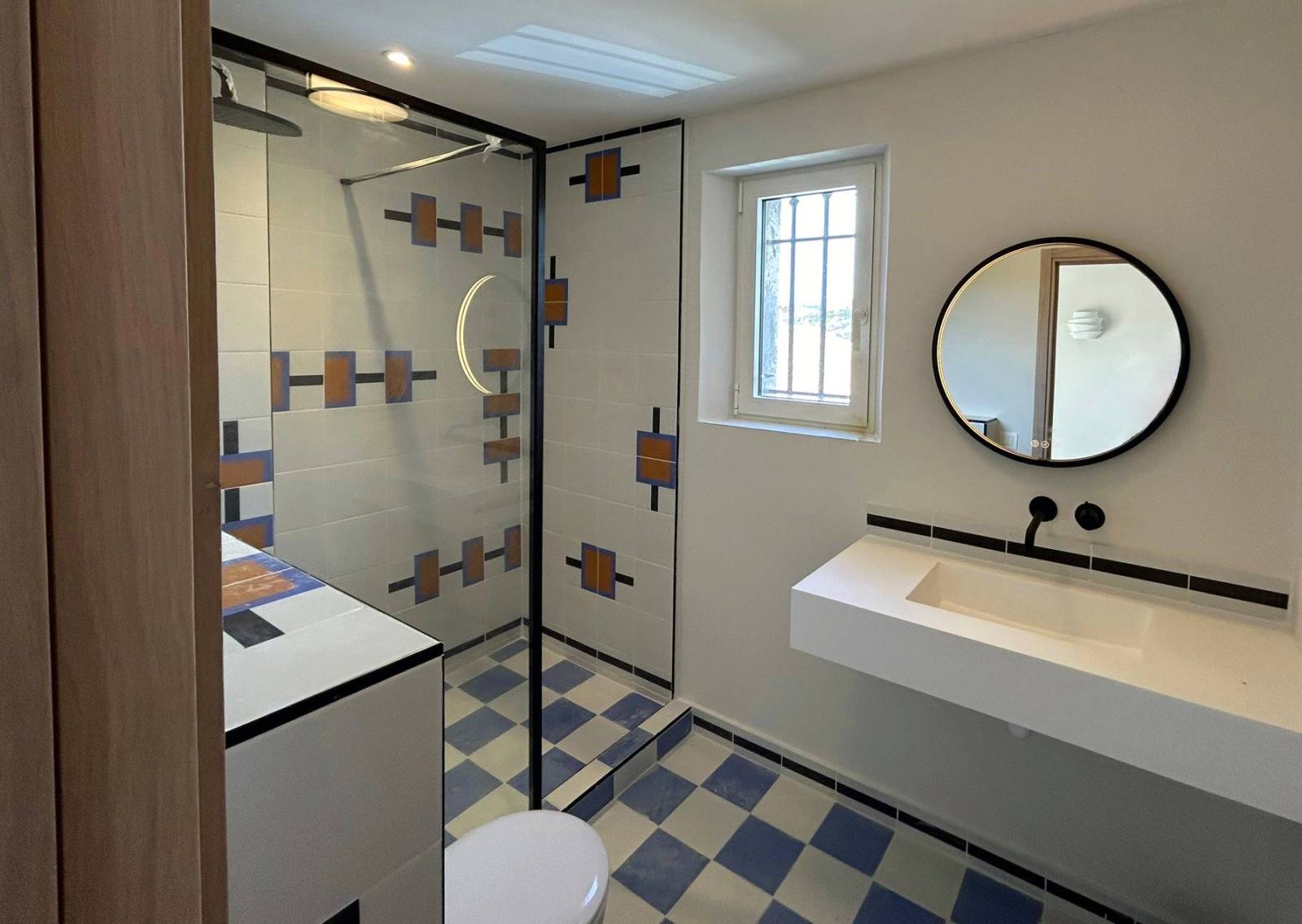 "Transformez votre salle de bain en un espace luxueux et fonctionnel grâce à des carrelages raffinés. Chez Affyn à Aigrefeuille-sur-Maine, nos carreleurs experts réalisent des poses soignées pour un résultat élégant et durable."