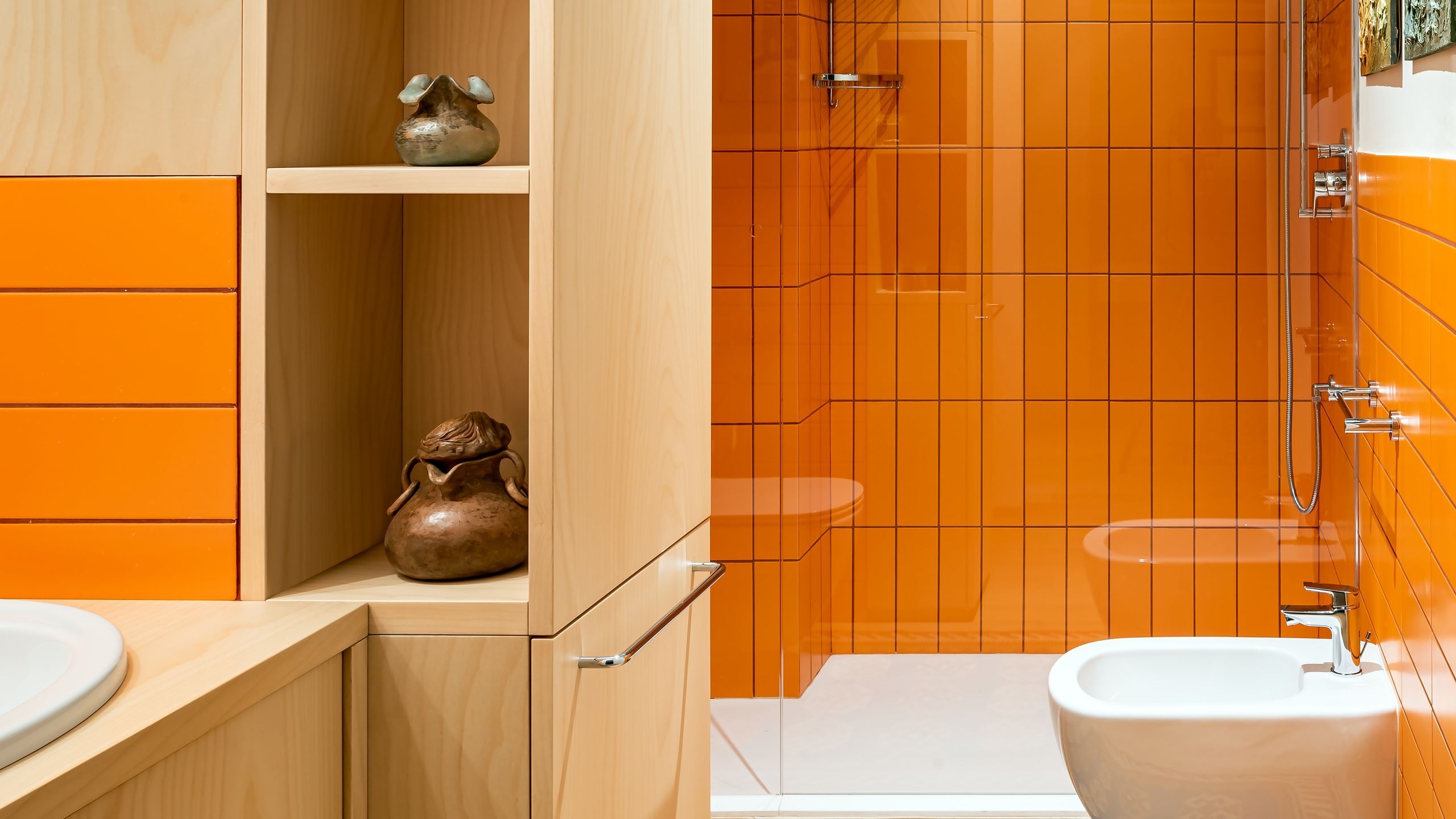" Sublimez votre salle de bain avec des carrelages élégants et durables. Chez Affyn à Ancenis-Saint-Géréon, nos carreleurs experts réalisent des poses soignées pour créer un espace fonctionnel et raffiné."