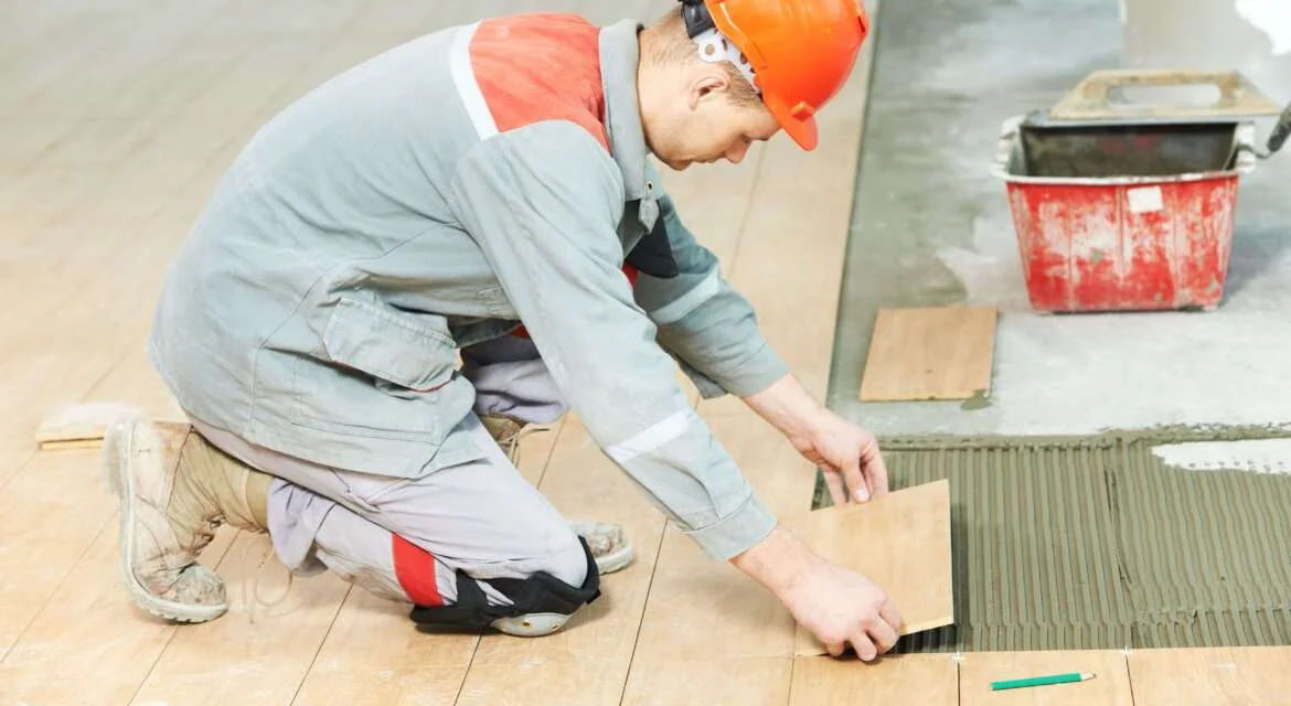 "Garantissez l’efficacité et la durabilité de vos projets grâce à une gestion optimisée. Chez Affyn à Ancenis-Saint-Géréon, nos carreleurs utilisent des techniques modernes pour minimiser les déchets et maximiser la qualité des finitions."