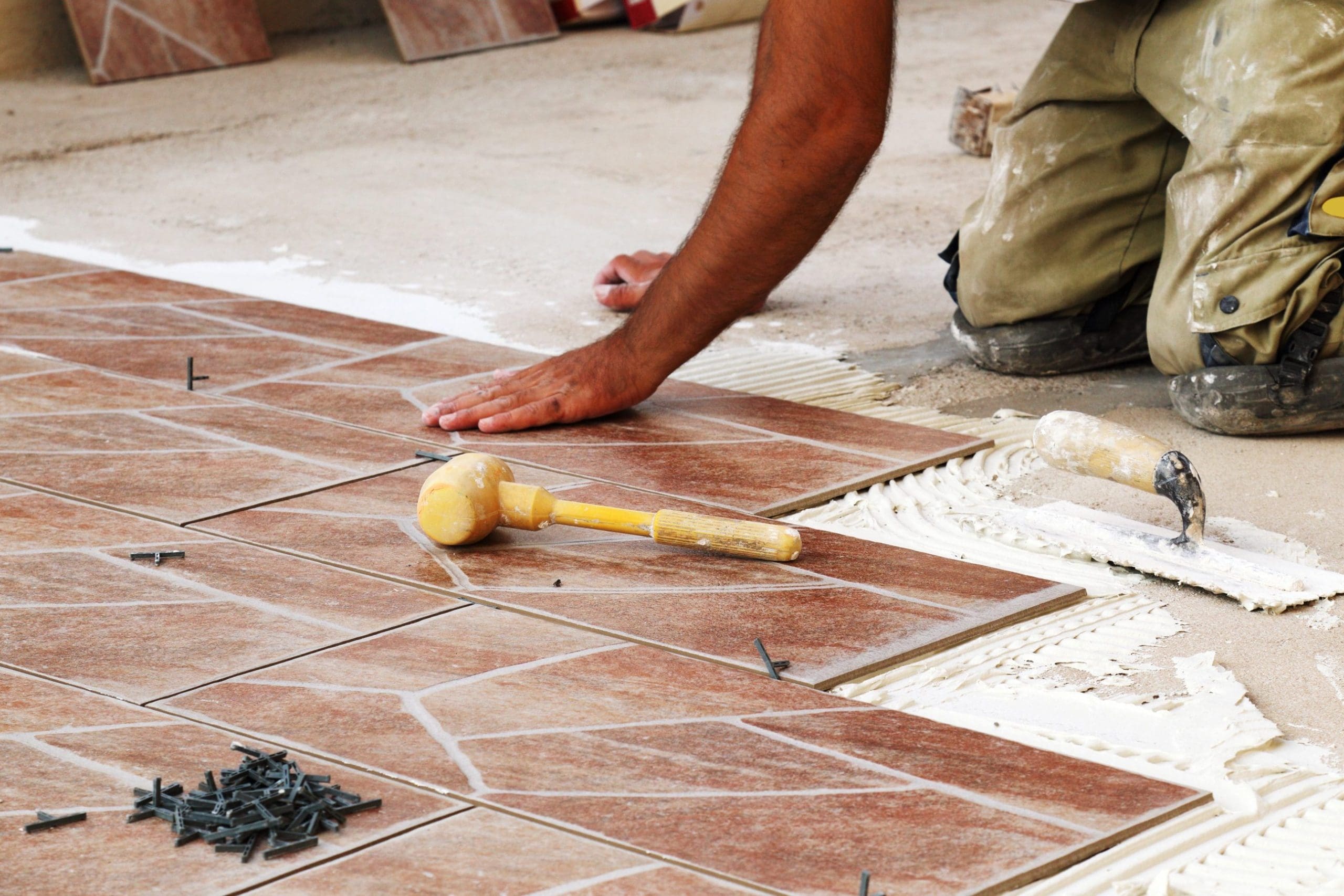 "Alliez esthétique et respect de l’environnement grâce à nos carrelages innovants. Chez Affyn à Assérac, nos carreleurs utilisent des matériaux durables pour des réalisations élégantes et écoresponsables."