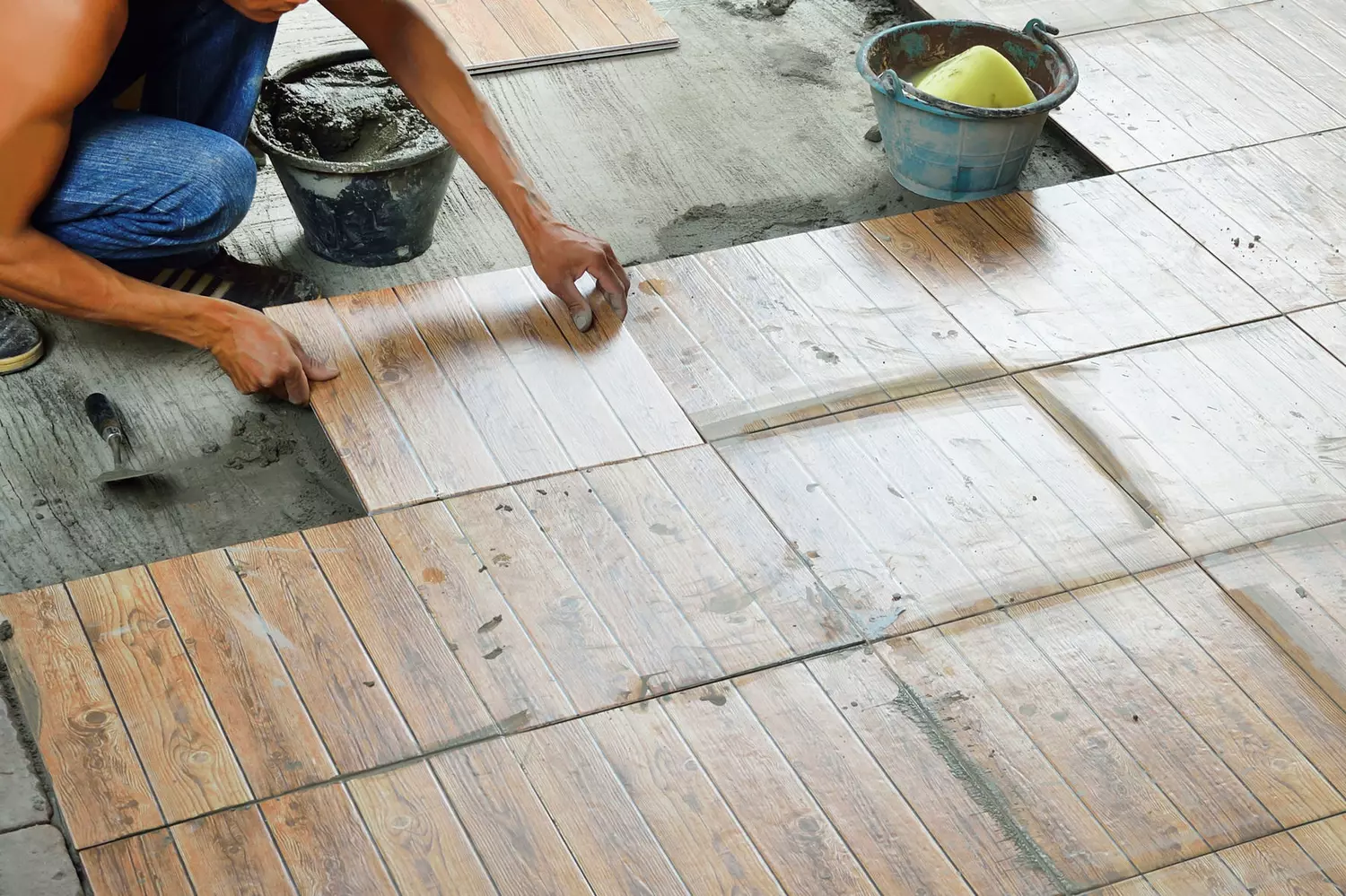 " Apportez élégance et confort à vos espaces avec des carrelages adaptés à votre style. Chez Affyn à Avessac, nos carreleurs réalisent des poses soignées pour des sols durables et esthétiques dans vos pièces de vie."