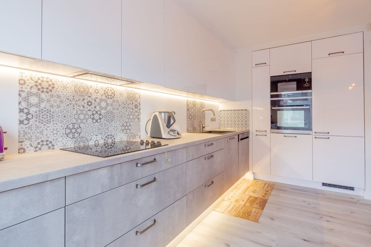 "Sublimez votre cuisine avec des carrelages modernes et élégants, conçus pour allier style et praticité. Chez Affyn à Basse-Goulaine, nos carreleurs experts vous assurent des poses soignées et durables pour un espace fonctionnel et esthétique."
