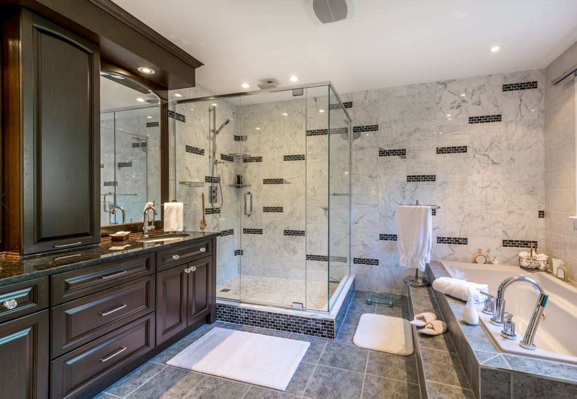 "Transformez votre salle de bain en un espace moderne et pratique grâce à des carrelages de qualité. Chez Affyn à Batz-sur-Mer, nos carreleurs experts réalisent des poses soignées pour allier style et durabilité."