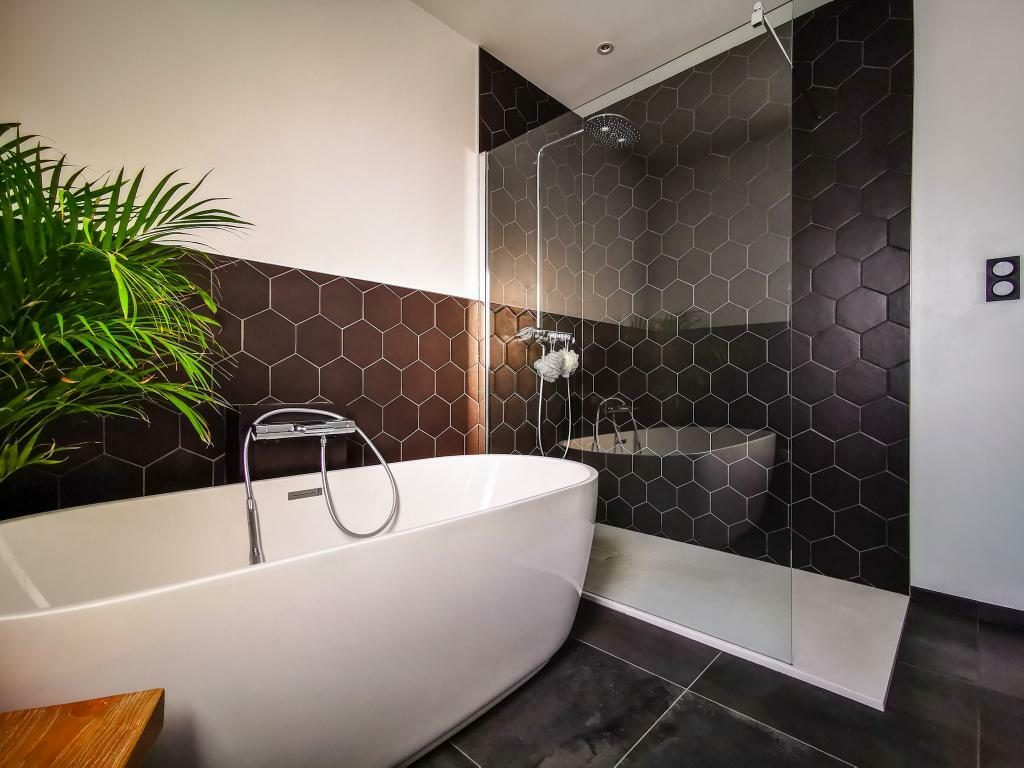 "Transformez votre salle de bain avec des carrelages élégants et résistants. Chez Affyn à Blain, nos carreleurs vous assurent des poses soignées pour créer un espace moderne et propice à la détente."