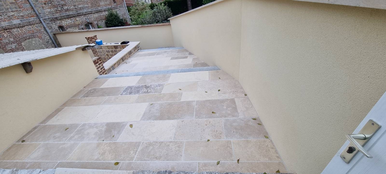 "Sublimez vos espaces extérieurs avec des carrelages élégants et résistants. Chez Affyn à Boussay, nos carreleurs réalisent des poses soignées pour des terrasses et allées durables, adaptées à toutes les conditions climatiques."
