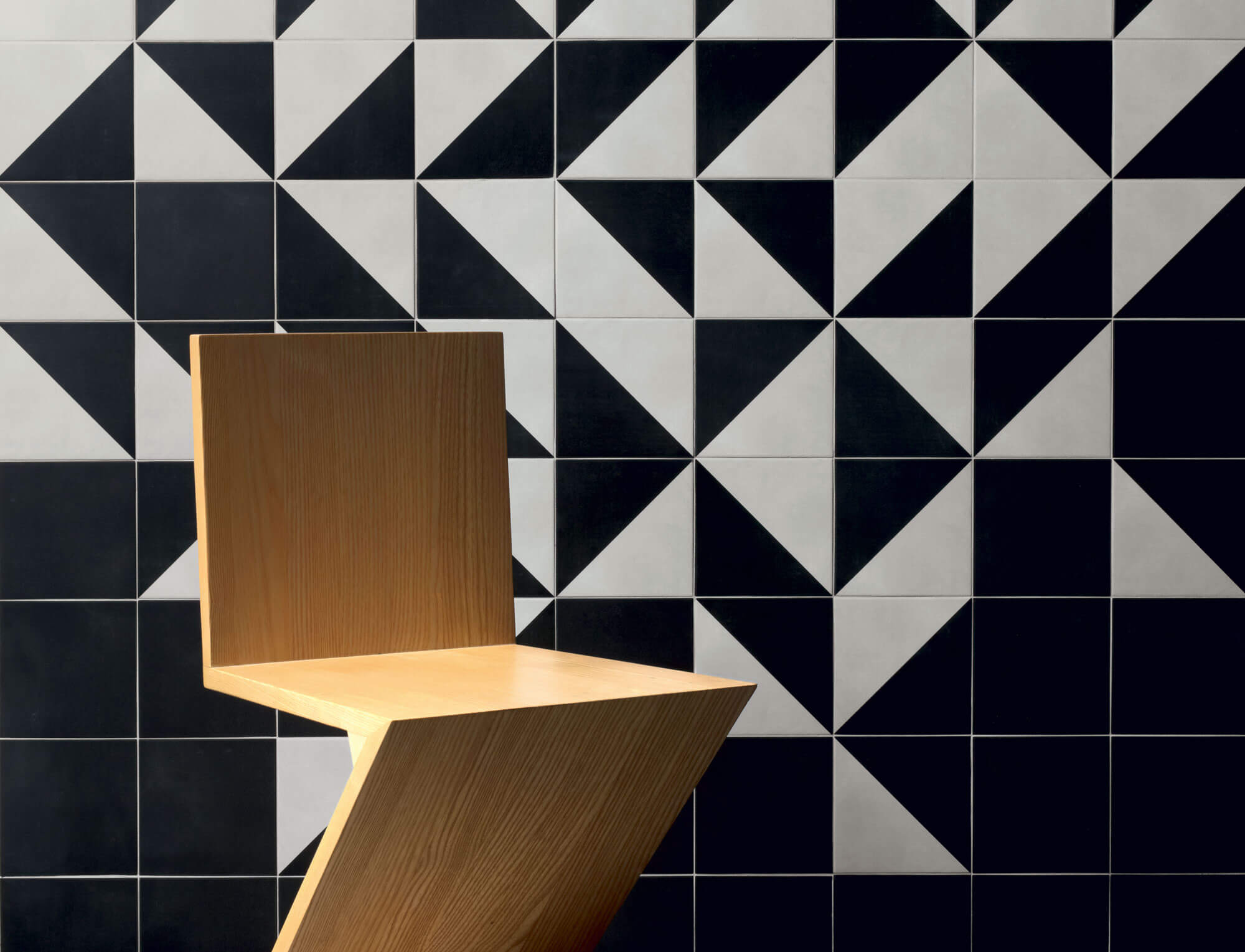 "Apportez une touche unique à vos espaces avec des carrelages aux motifs personnalisés. Chez Affyn à Campbon, nos carreleurs réalisent des poses précises pour des designs géométriques élégants et sur mesure."