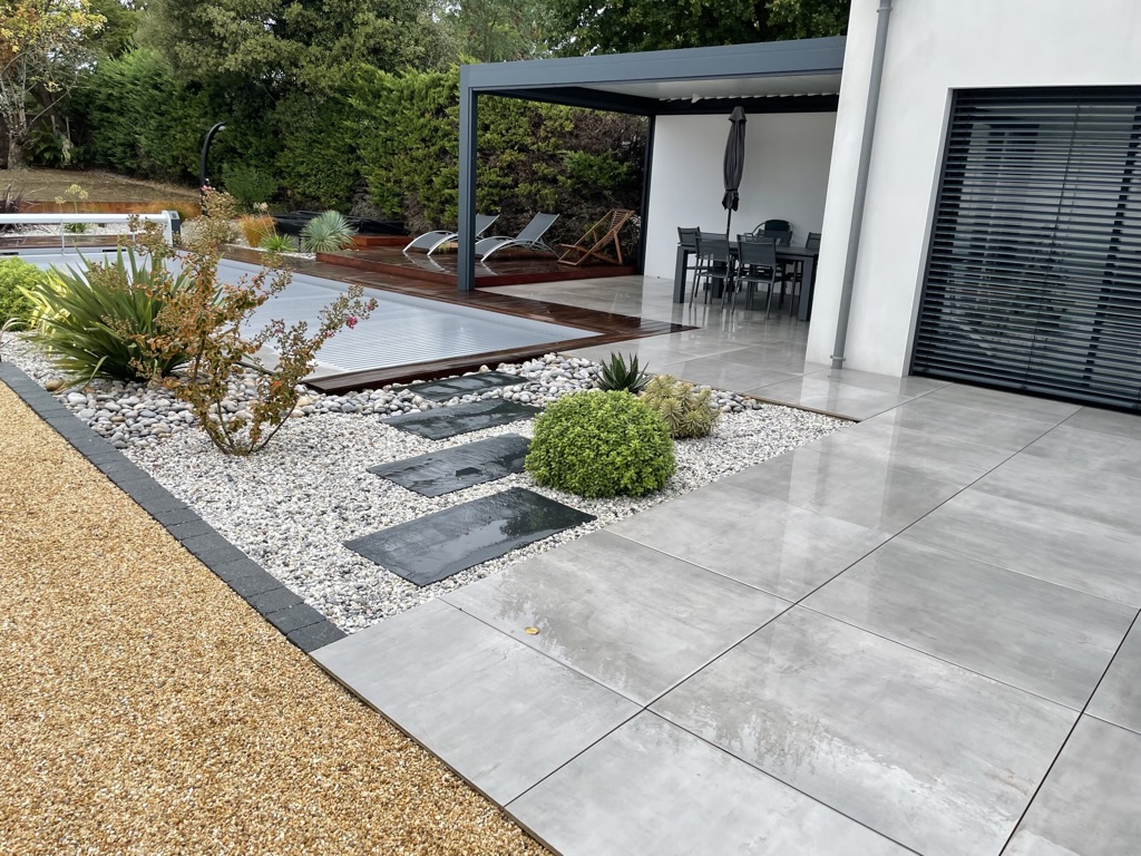 "Sublimez vos espaces extérieurs avec des carrelages durables et esthétiques. Chez Affyn à Blain, nos carreleurs experts créent des terrasses et allées résistantes, adaptées à vos envies et aux conditions climatiques."