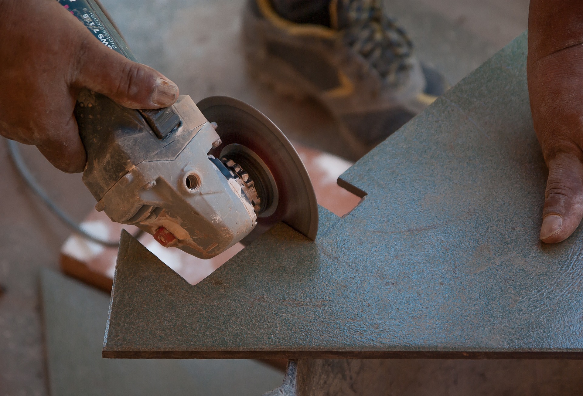 "Profitez des dernières innovations avec les outils modernes utilisés par les carreleurs professionnels d’Affyn à La Chevallerais. Une technologie de pointe pour des poses précises, rapides et de haute qualité."