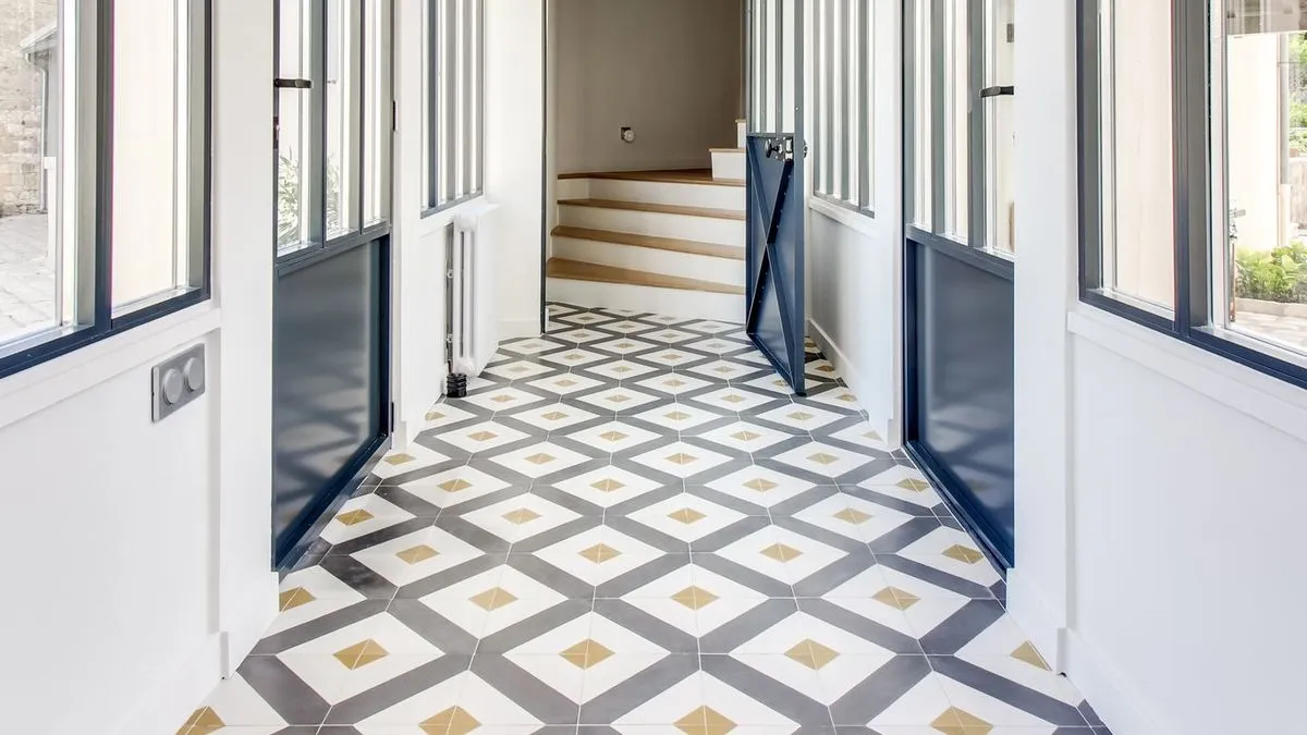 " Ajoutez une touche unique à vos extérieurs avec des motifs élégants et personnalisés. Chez Affyn à Clisson, nos carreleurs maîtrisent les poses complexes pour des terrasses modernes et durables. "