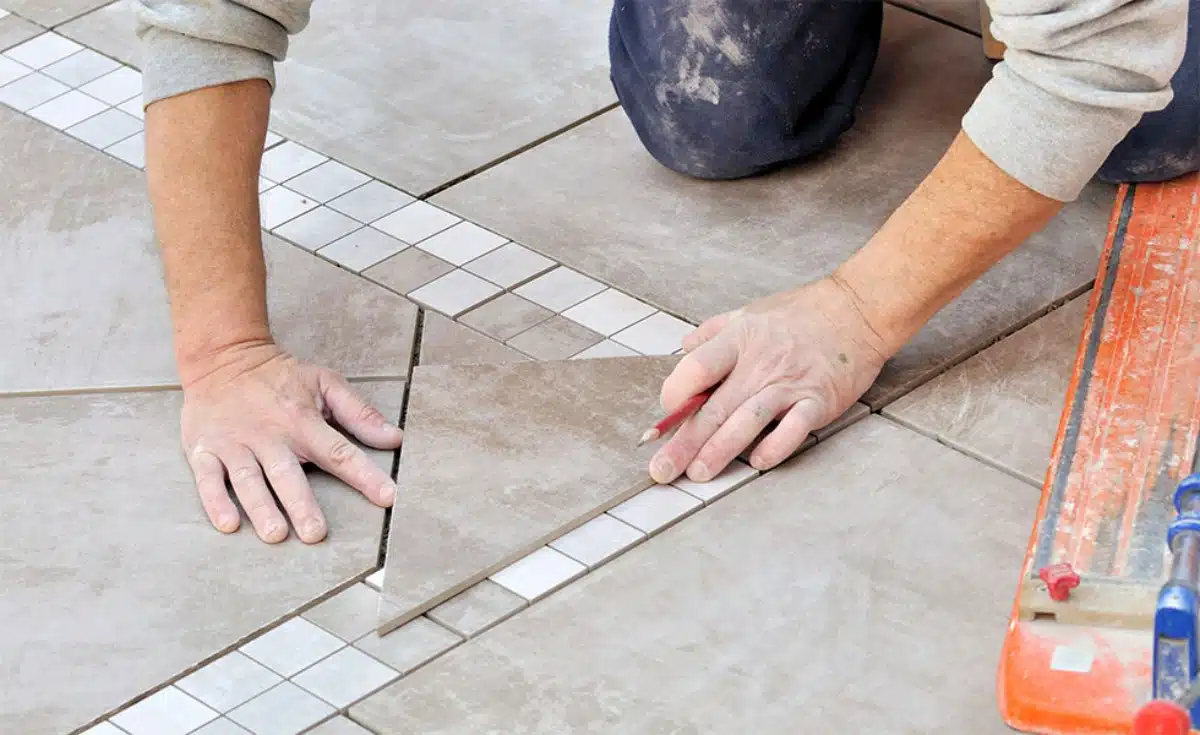 "Assurez des finitions parfaites grâce à une préparation minutieuse des angles et des bordures réalisés par Affyn à Corsept. Nos carreleurs experts assurent un rendu esthétique et durable pour vos revêtements."