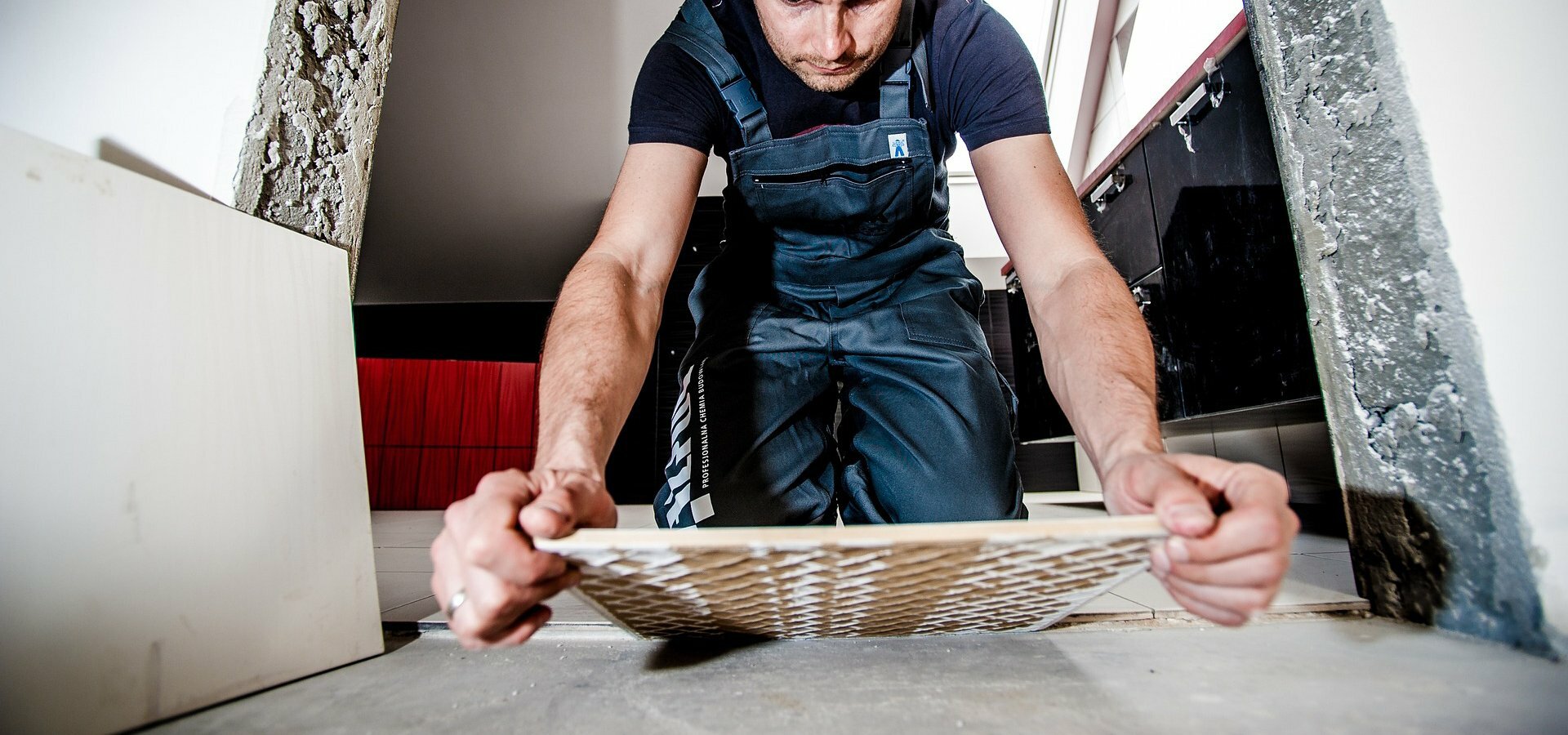 Affyn à Frossay relève les défis techniques du carrelage avec expertise : adaptation aux surfaces complexes, choix des matériaux résistants et pose précise pour un rendu impeccable et durable. Faites confiance à des professionnels qualifiés !