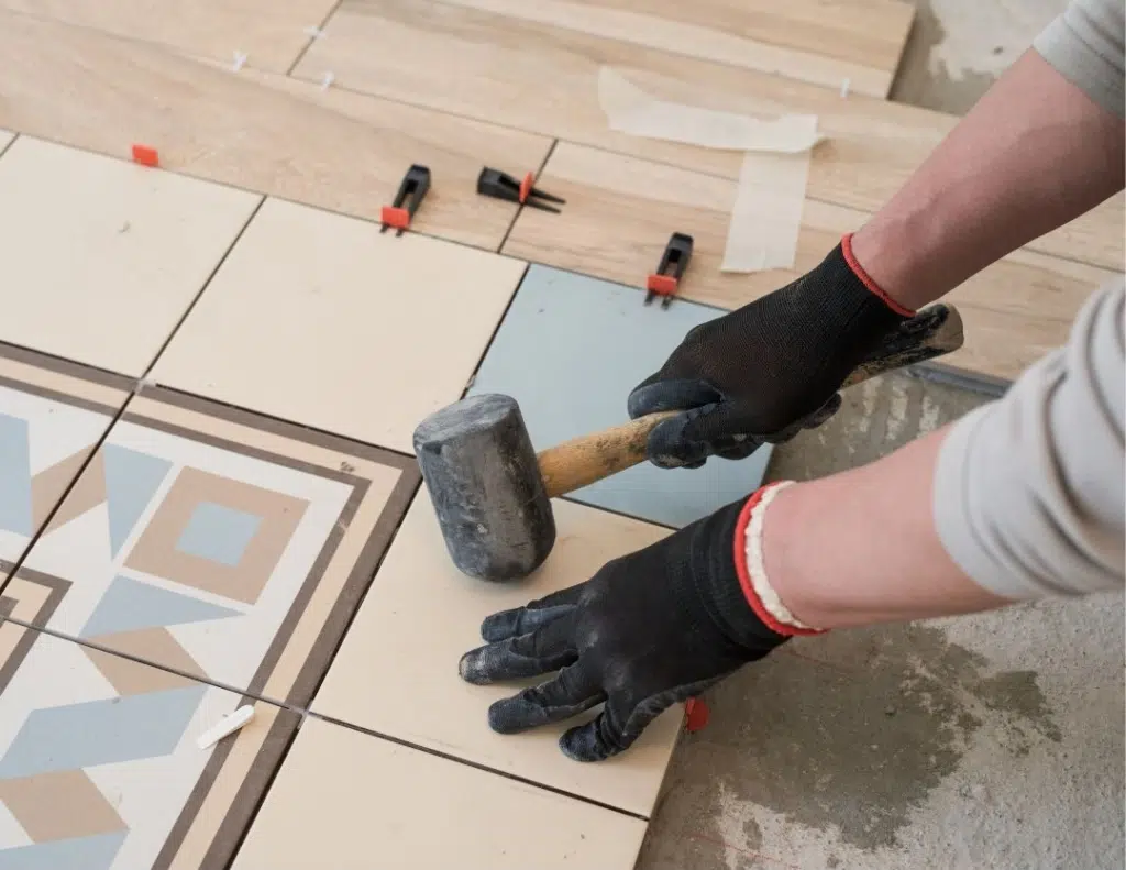"Bénéficiez d'un accompagnement sur mesure pour vos projets de carrelage intérieur et extérieur. Chez Affyn à La Bernerie-en-Retz, nos carreleurs assurent des poses soignées, des rénovations et des créations personnalisées pour des résultats durables et élégants."