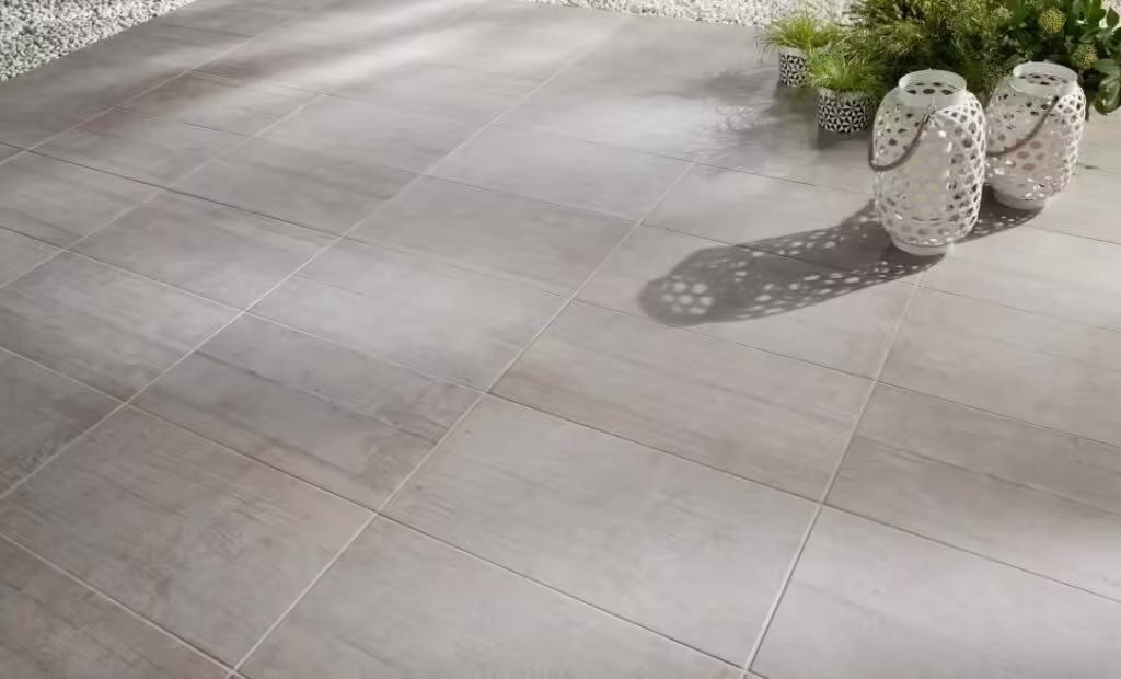" Préservez vos surfaces extérieures des intempéries grâce à des solutions adaptées. Chez Affyn à La Chapelle-Heulin, nos carreleurs assurent des poses résistances et appliquent des traitements pour une durabilité optimale. "
