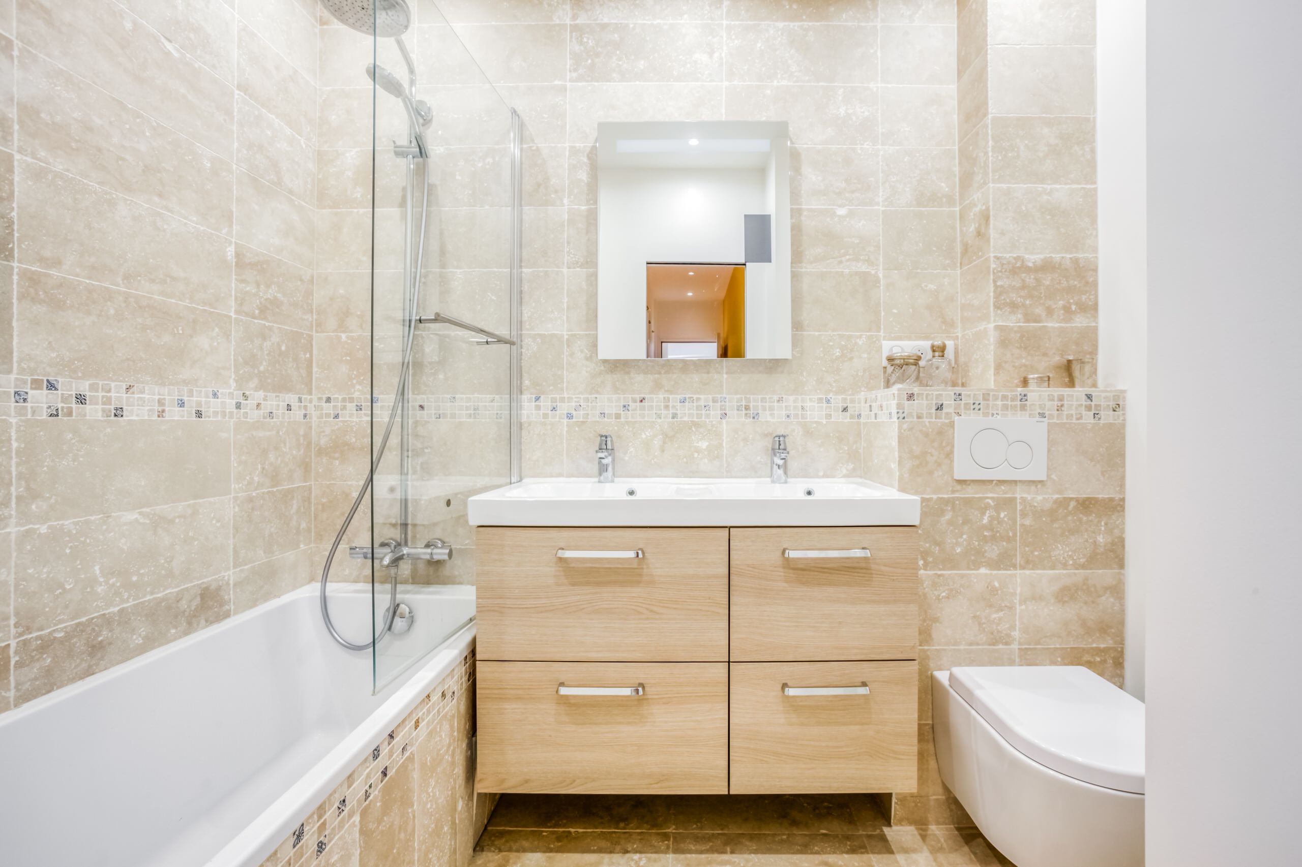 "Créez une salle de bain élégante et fonctionnelle grâce à des carrelages durables et esthétiques. Chez Affyn à Le Pouliguen, nos carreleurs réalisent des poses soignées pour un espace moderne et relaxant."