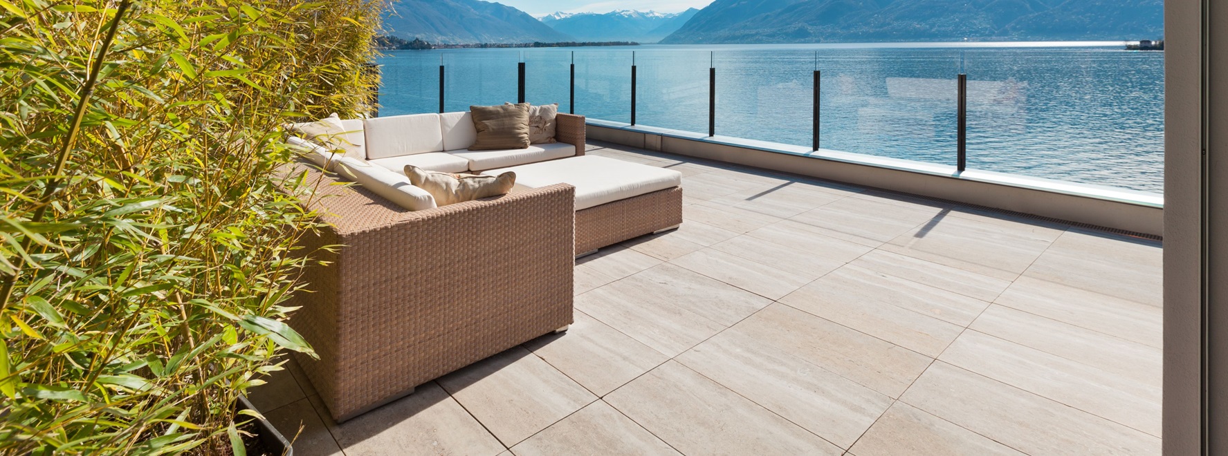 " : Sublimez vos espaces extérieurs avec des terrasses en carrelage résistant et esthétique. Chez Affyn à Orvault, nos carreleurs experts vous assurent des poses soignées pour allier design et durabilité."
