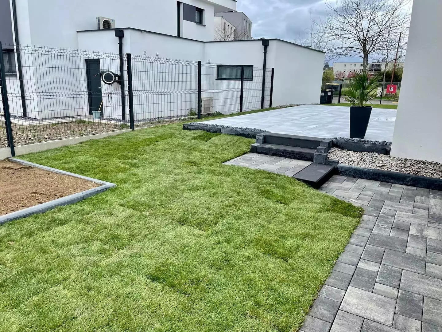  Faites confiance à un carreleur professionnel à Saint-Brévin-les-Pins pour sublimer vos extérieurs avec des revêtements durables et esthétiques. Que ce soit pour une terrasse moderne, des allées structurées ou des abords de piscine antidérapants, notamment d'une pose soignée et de matériaux résistants aux intempéries. 