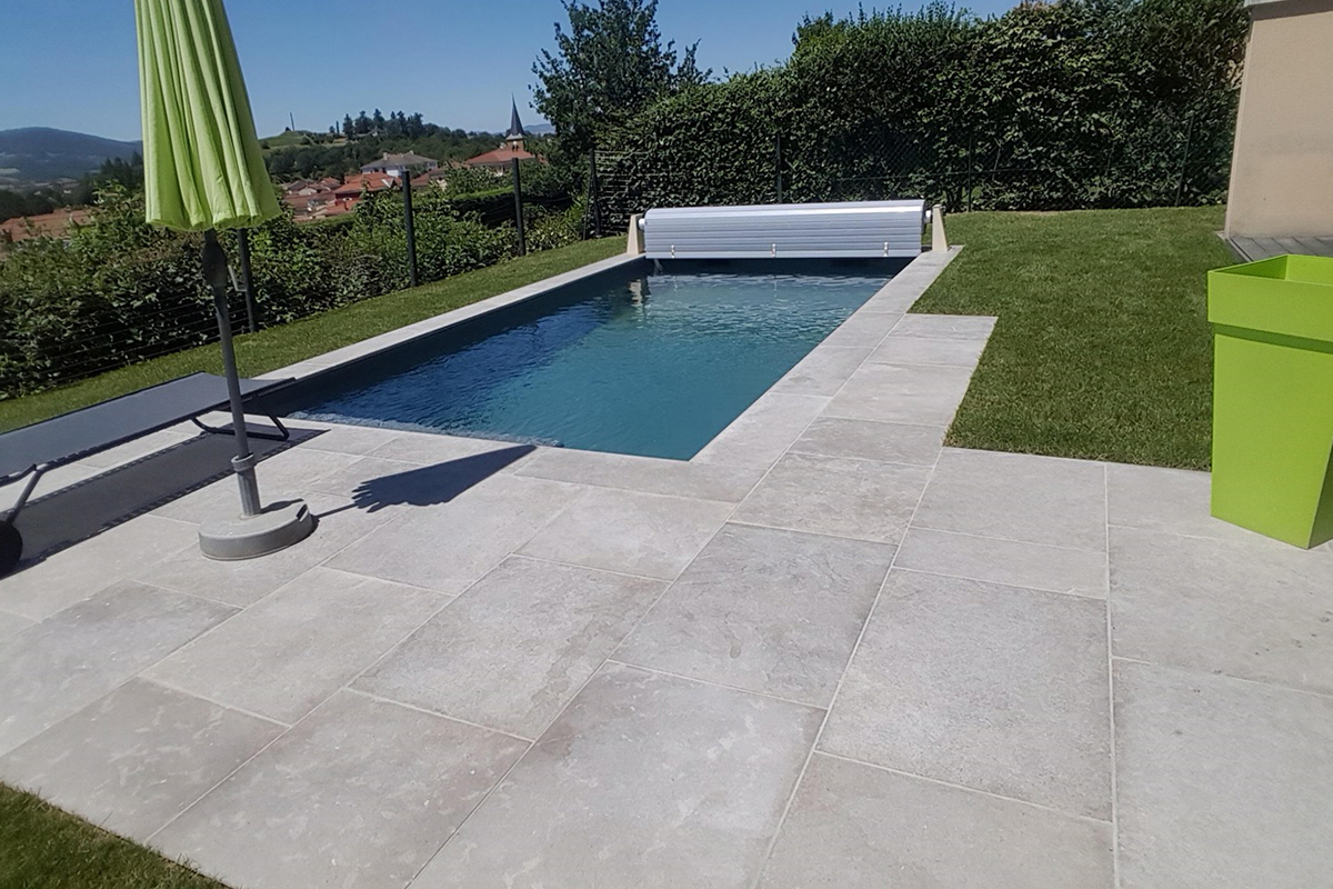 " Optez pour des terrasses élégantes et durables, conçues pour résister aux conditions climatiques. Chez Affyn à Vertou, nos carreleurs assurent des poses soignées et des matériaux adaptés pour allier esthétique et robustesse."