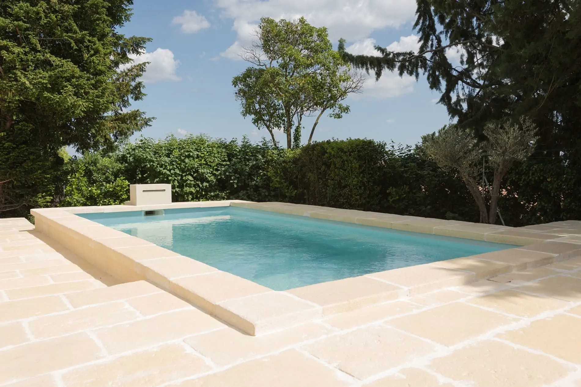 "Embellez les abords de votre piscine avec les solutions sur mesure d’Affyn à Cordemais. Nos carreleurs experts allient esthétique et sécurité pour créer des espaces extérieurs élégants et fonctionnels."