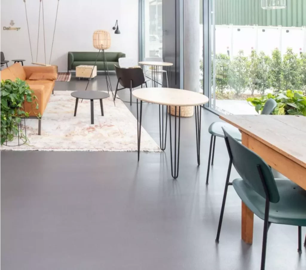 "Apportez élégance et confort à vos espaces avec des poses de carrelage parfaitement réalisées. Chez Affyn à Guérande, nos carreleurs garantissent des finitions soignées et durables pour un résultat harmonieux."