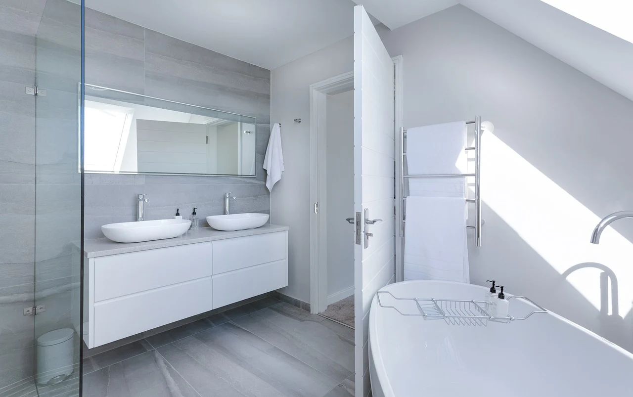 "Transformez votre salle de bain avec des poses de carrelage soignées et modernes. Chez Affyn à Rezé, nos experts assurent des finitions impeccables pour une rénovation élégante et durable. "