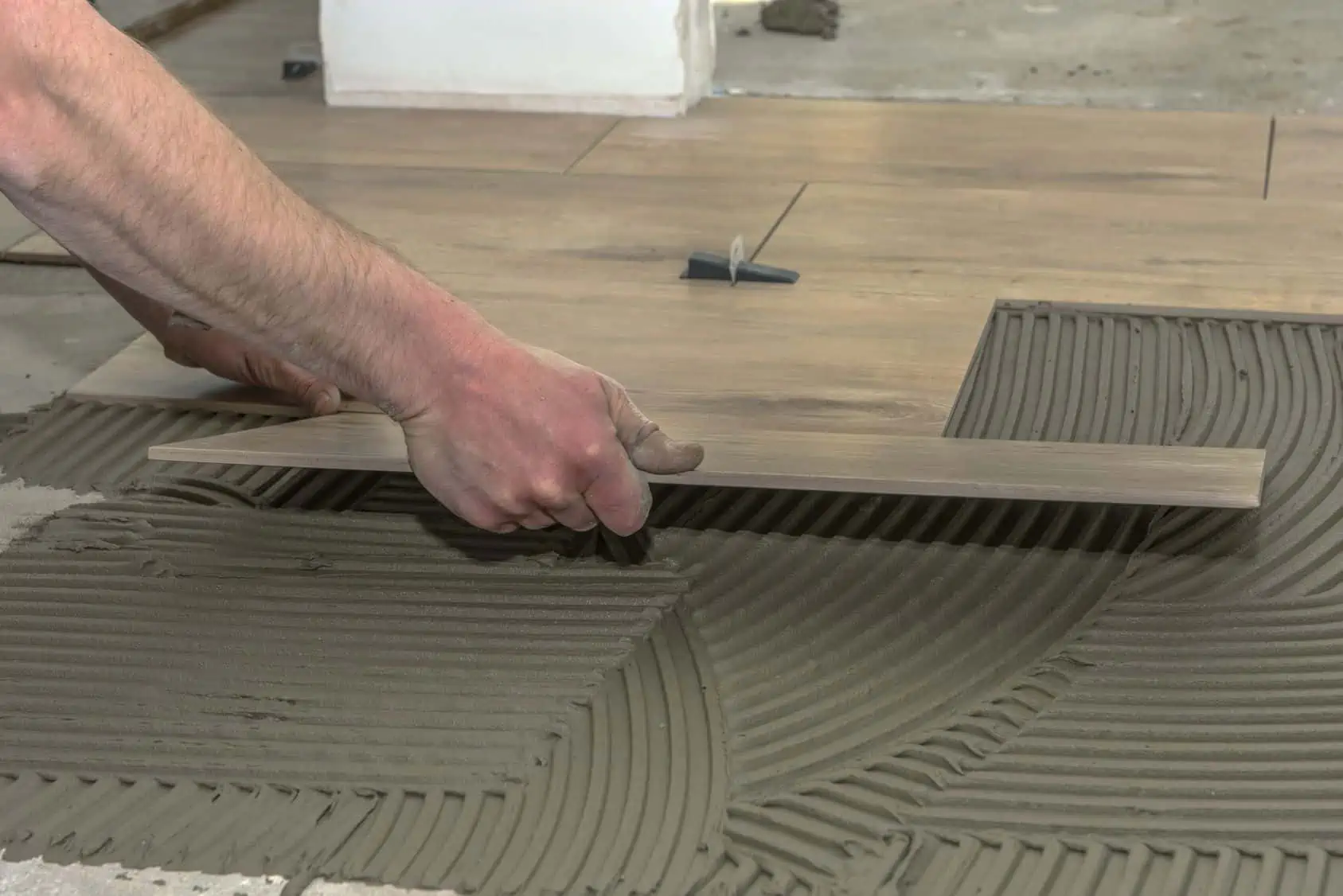 "Assurez la réussite de votre projet à Chaumes-en-Retz avec Affyn : nos carreleurs experts réalisent une analyse précise et une préparation soignée du support pour garantir une pose de carrelage durable et impeccable."