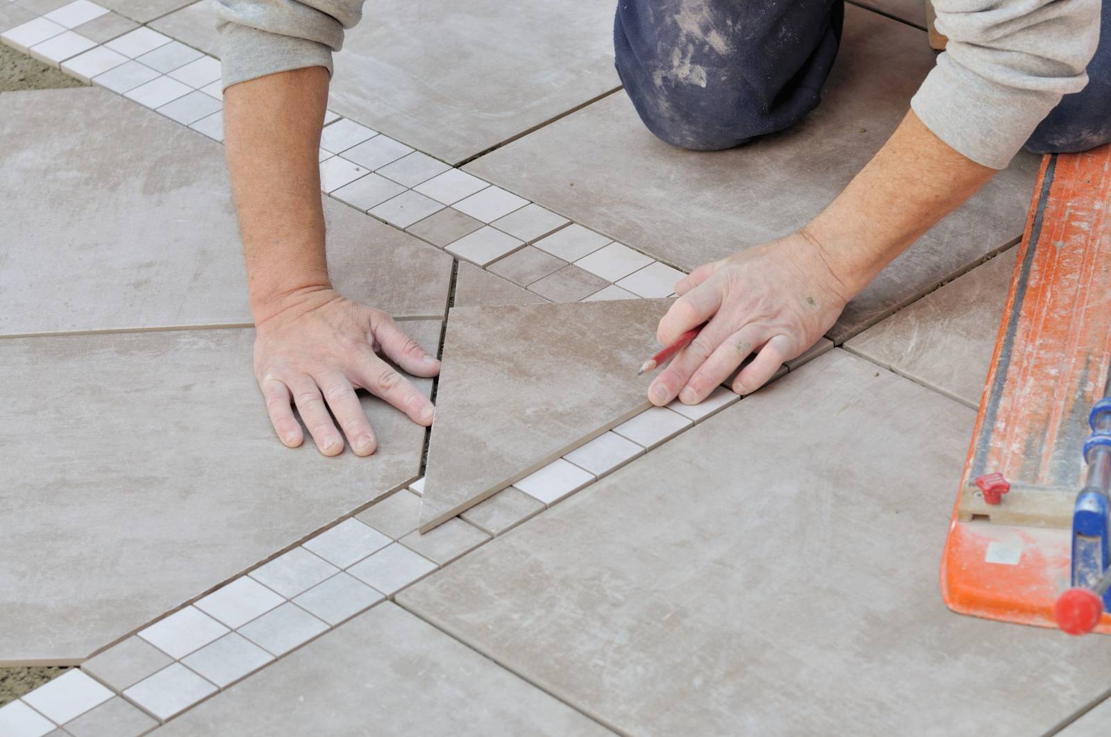 "Découvrez une expertise complète pour vos projets de carrelage intérieur et extérieur. Chez Affyn à Ancenis-Saint-Géréon, nos carreleurs assurent des poses soignées, des rénovations et des créations sur mesure adaptées à vos besoins."