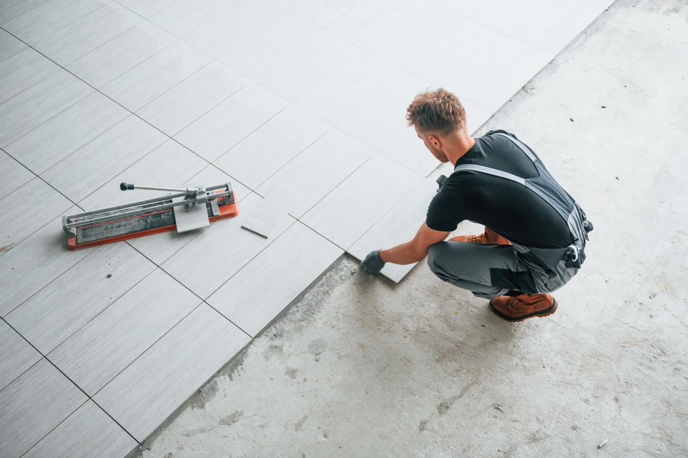 "Découvrez un large éventail de services, de la pose de carrelage intérieur à l'aménagement extérieur. Chez Affyn à Besné, nos carreleurs experts vous garantissent des réalisations soignées, adaptées à vos besoins et durables."