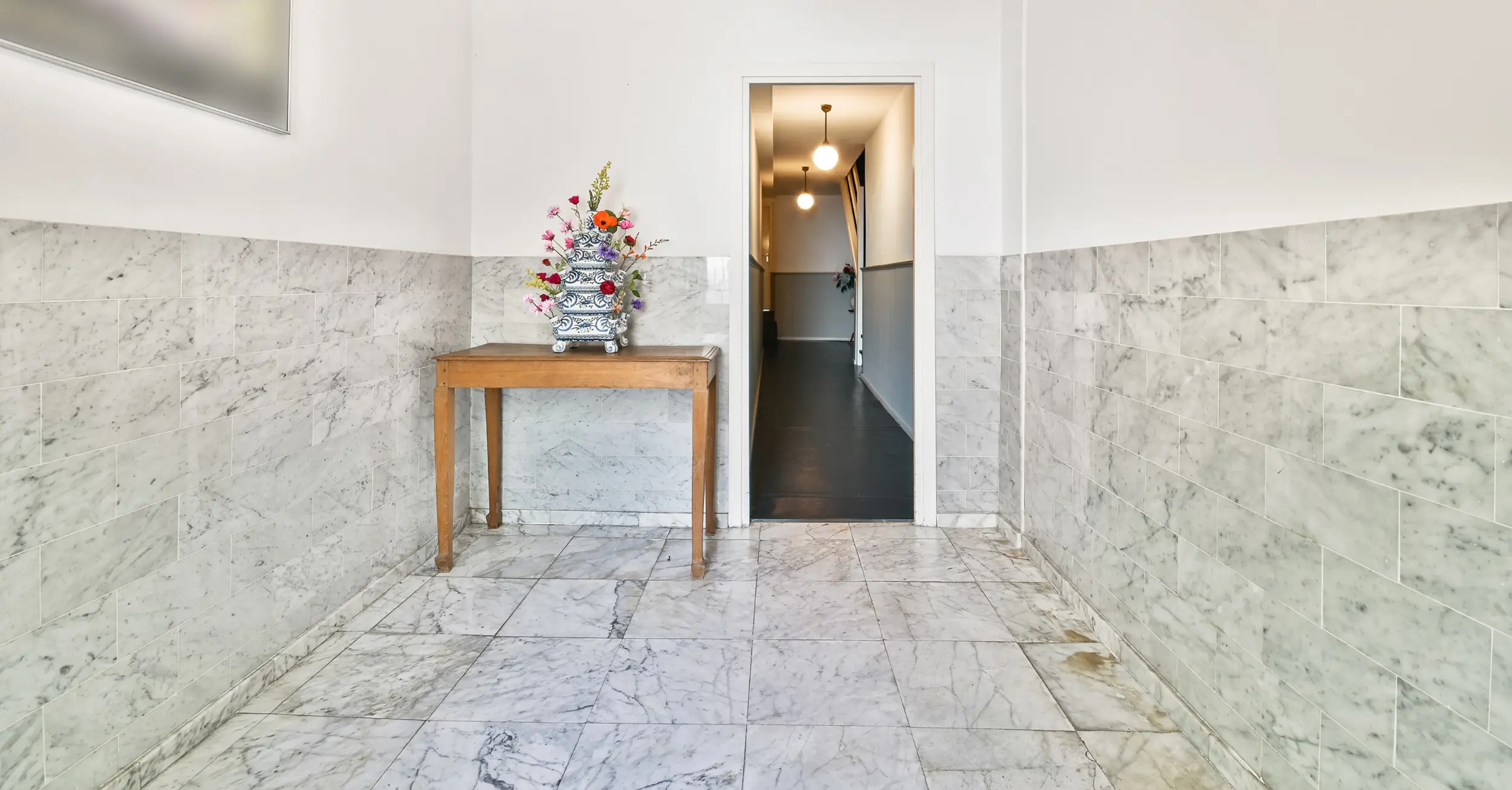 "Embellissez vos espaces intérieurs avec des carrelages élégants et pratiques. Chez Affyn à Sainte-Luce-sur-Loire, nos carreleurs experts assurent des poses soignées pour un résultat durable et harmonieux."